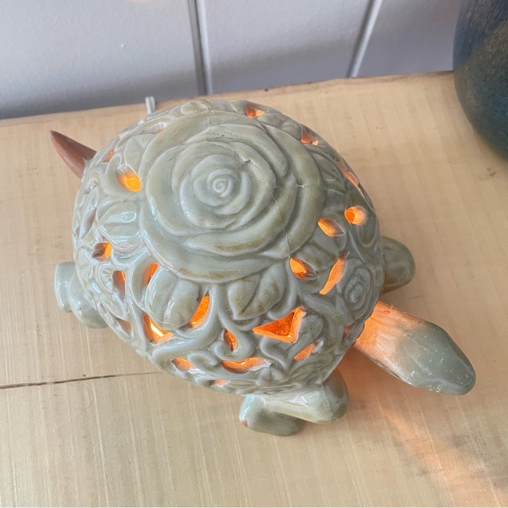 Beautiful Turtle Light 9” x 5” Ceramic Ocean Sea Beach Decor Lamp - Picture 3 of 11